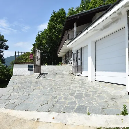 Rustic Villa With Lake Views Holiday home *